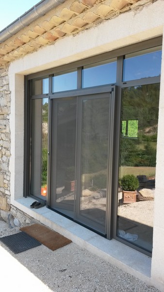 Installation de moustiquaire de porte vertical